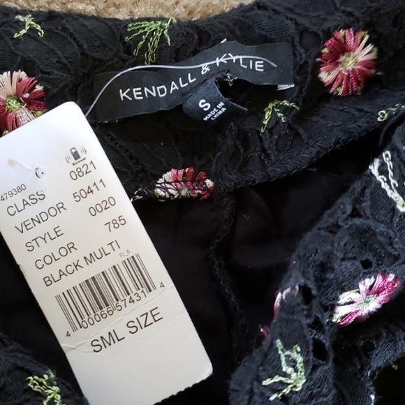 Kendall and Kylie High waisted Lace Floral Short - Picture 2 of 6